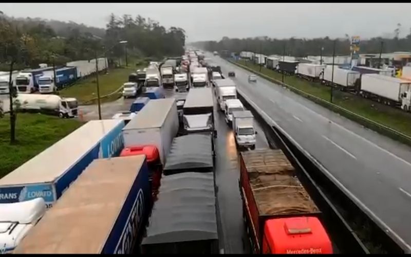 Caminhoneiros bloqueiam parcialmente rodovias do país; veja situação nos estados